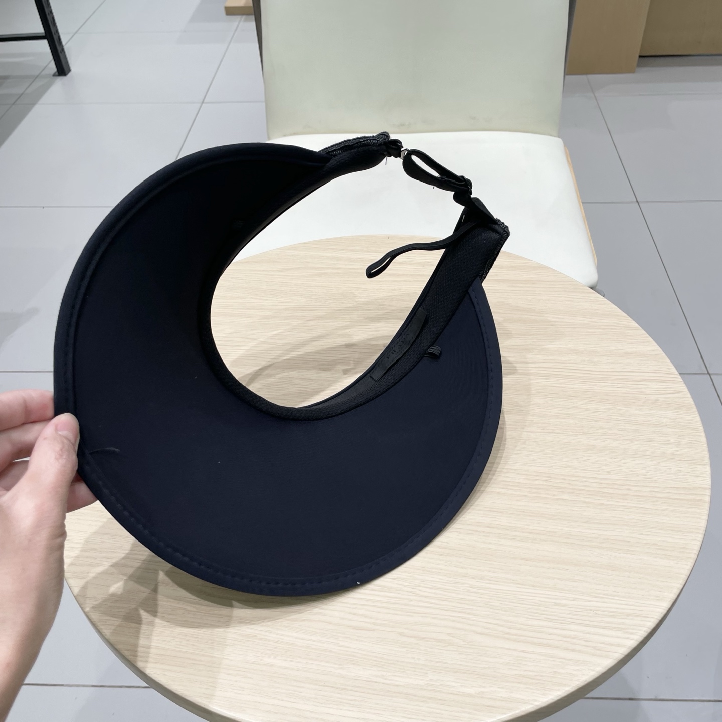  🆕 Prada 普拉达新款 大帽沿空顶帽，
一整个高级住了 今年夏季的爆款面料，轻盈舒适  高品质🤍