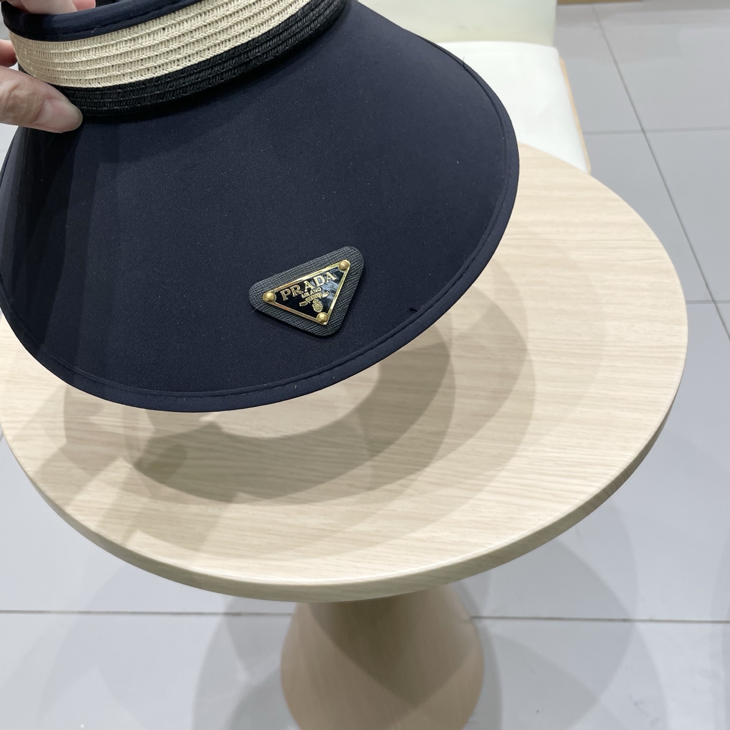  🆕 Prada 普拉达新款 大帽沿空顶帽，
一整个高级住了 今年夏季的爆款面料，轻盈舒适  高品质🤍