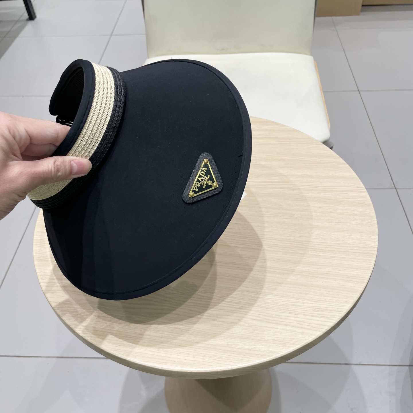  🆕 Prada 普拉达新款 大帽沿空顶帽，
一整个高级住了 今年夏季的爆款面料，轻盈舒适  高品质🤍
