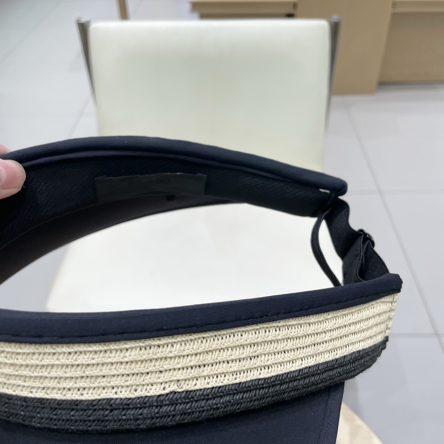  🆕 Prada 普拉达新款 大帽沿空顶帽，
一整个高级住了 今年夏季的爆款面料，轻盈舒适  高品质🤍