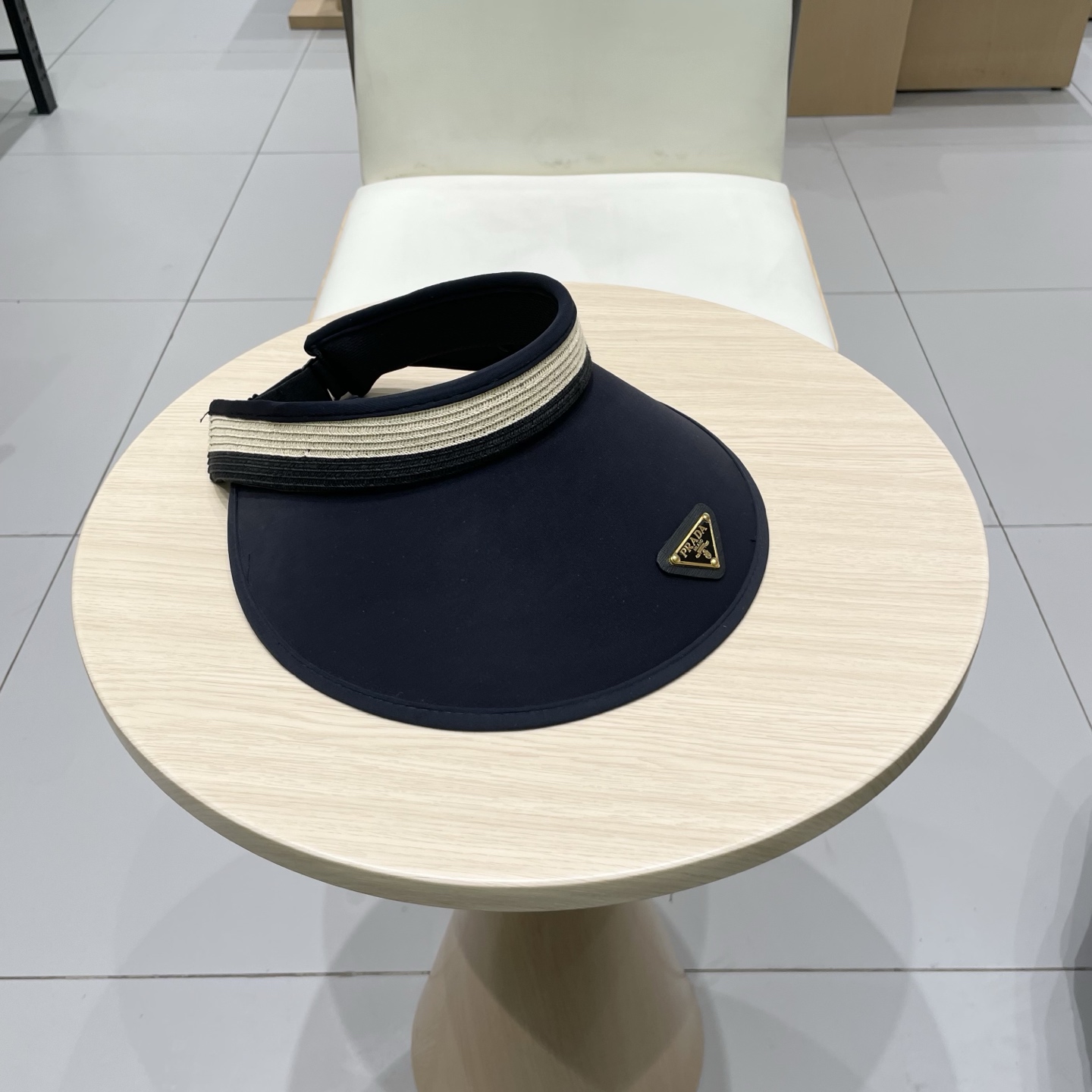  🆕 Prada 普拉达新款 大帽沿空顶帽，
一整个高级住了 今年夏季的爆款面料，轻盈舒适  高品质🤍