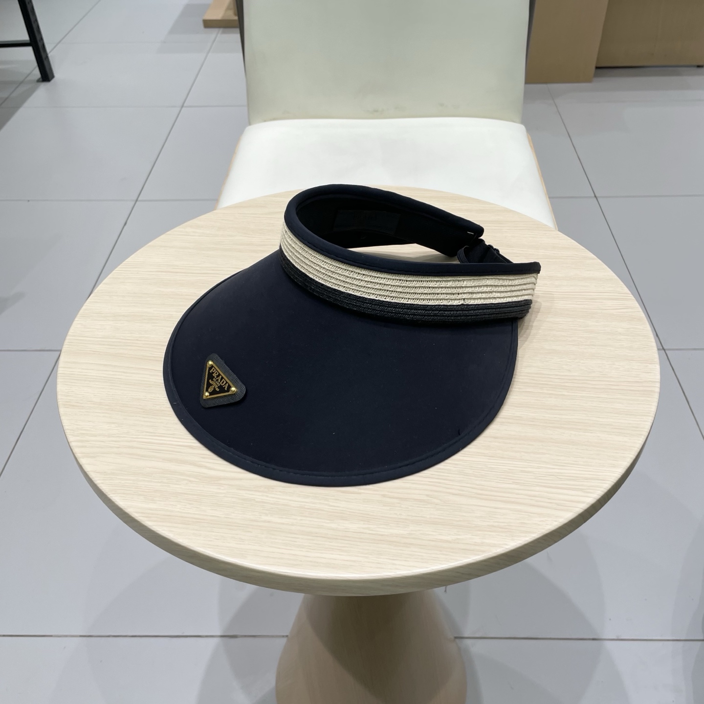  🆕 Prada 普拉达新款 大帽沿空顶帽，
一整个高级住了 今年夏季的爆款面料，轻盈舒适  高品质🤍