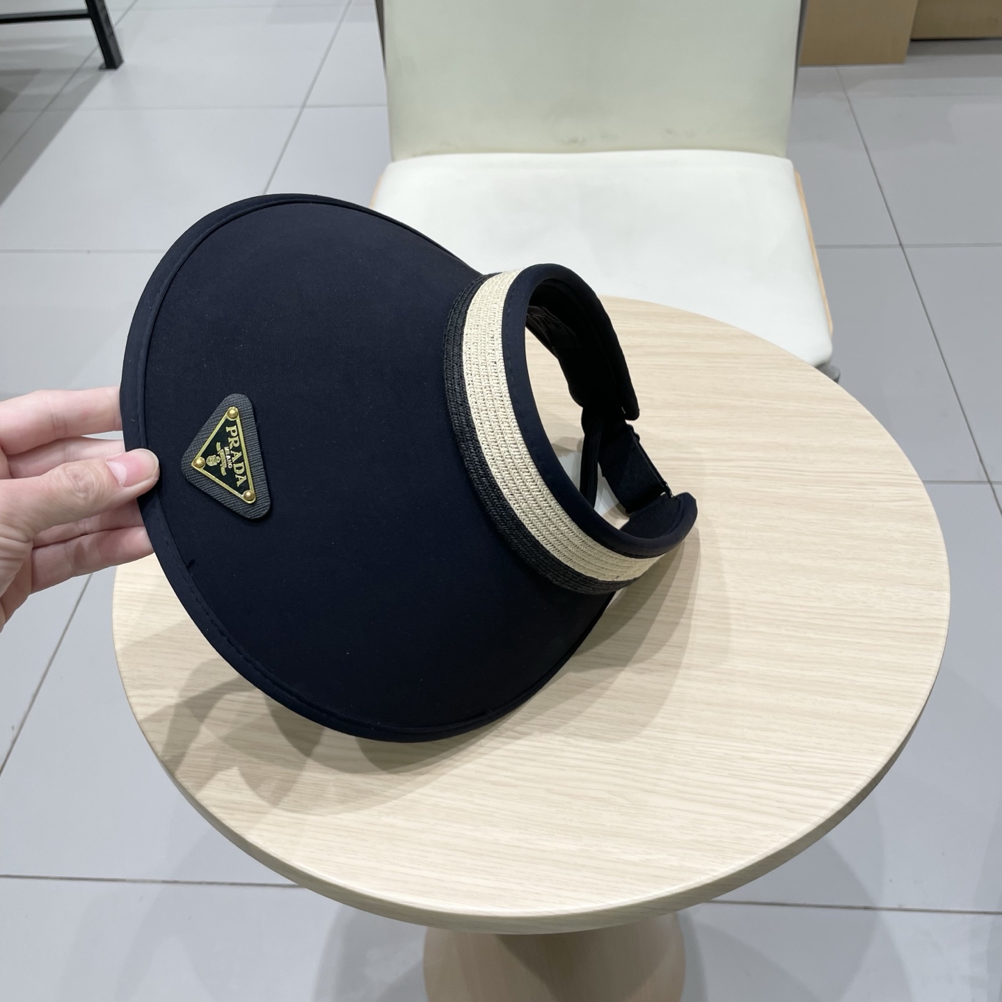  🆕 Prada 普拉达新款 大帽沿空顶帽，
一整个高级住了 今年夏季的爆款面料，轻盈舒适  高品质🤍
