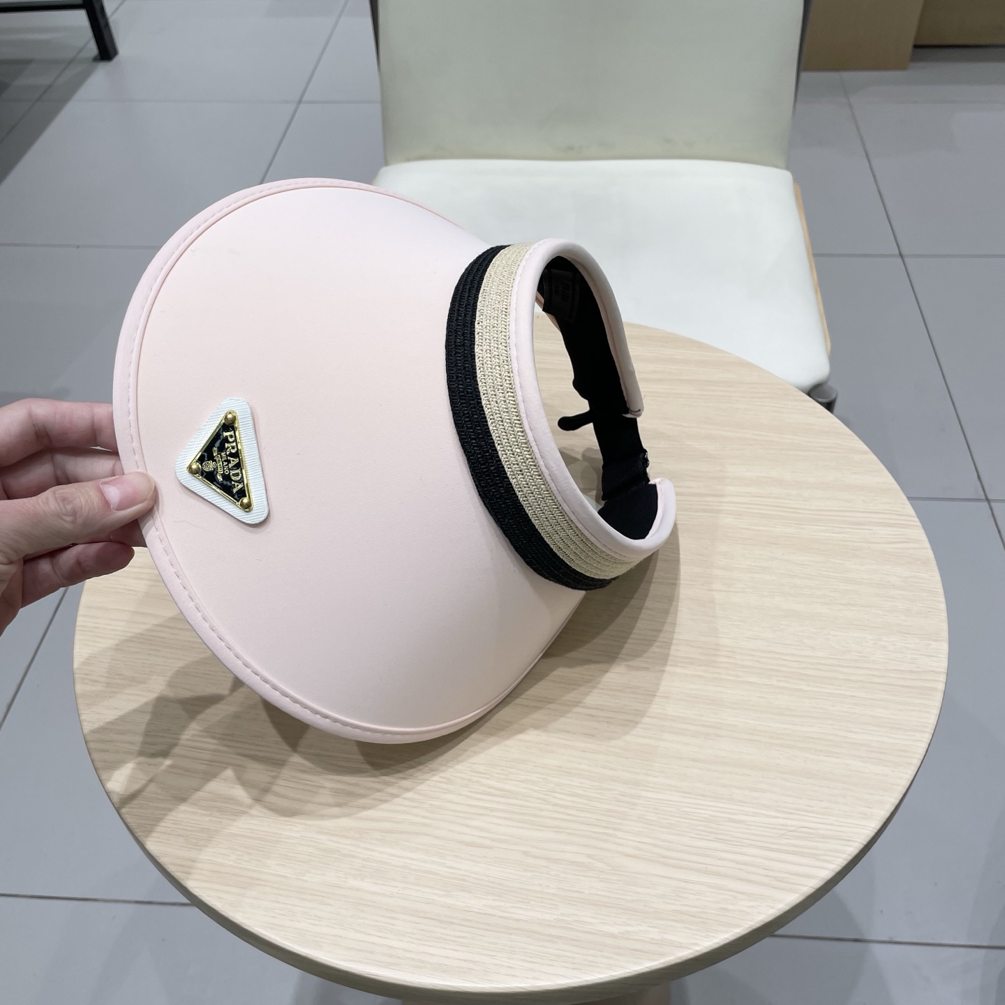  🆕 Prada 普拉达新款 大帽沿空顶帽，
一整个高级住了 今年夏季的爆款面料，轻盈舒适  高品质🤍
