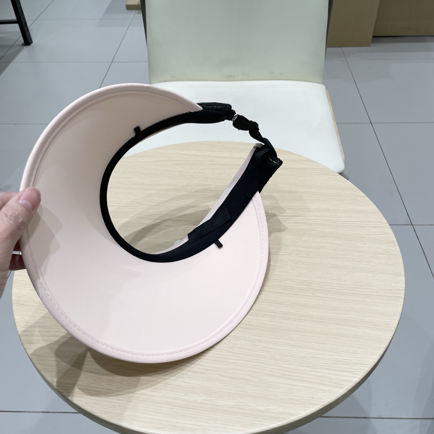  🆕 Prada 普拉达新款 大帽沿空顶帽，
一整个高级住了 今年夏季的爆款面料，轻盈舒适  高品质🤍