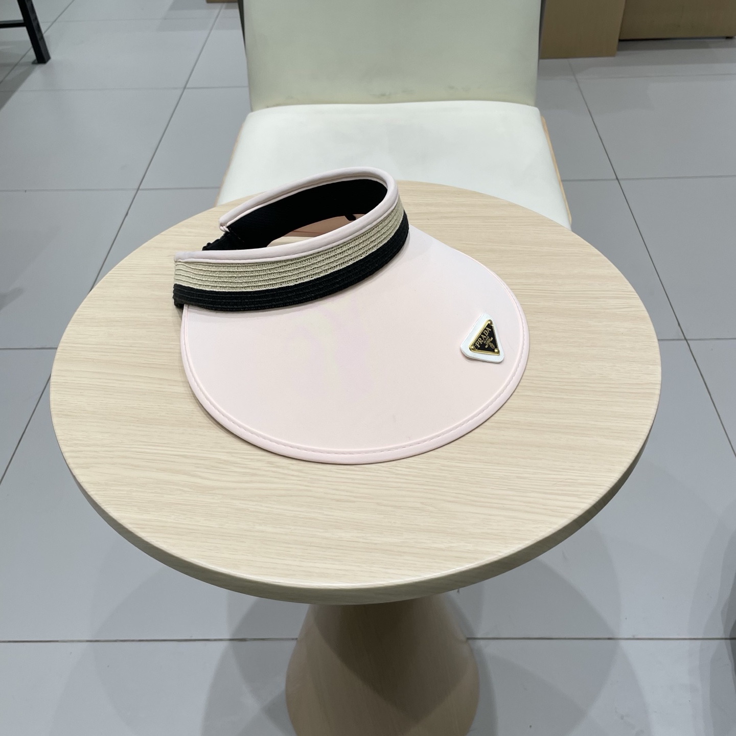  🆕 Prada 普拉达新款 大帽沿空顶帽，
一整个高级住了 今年夏季的爆款面料，轻盈舒适  高品质🤍