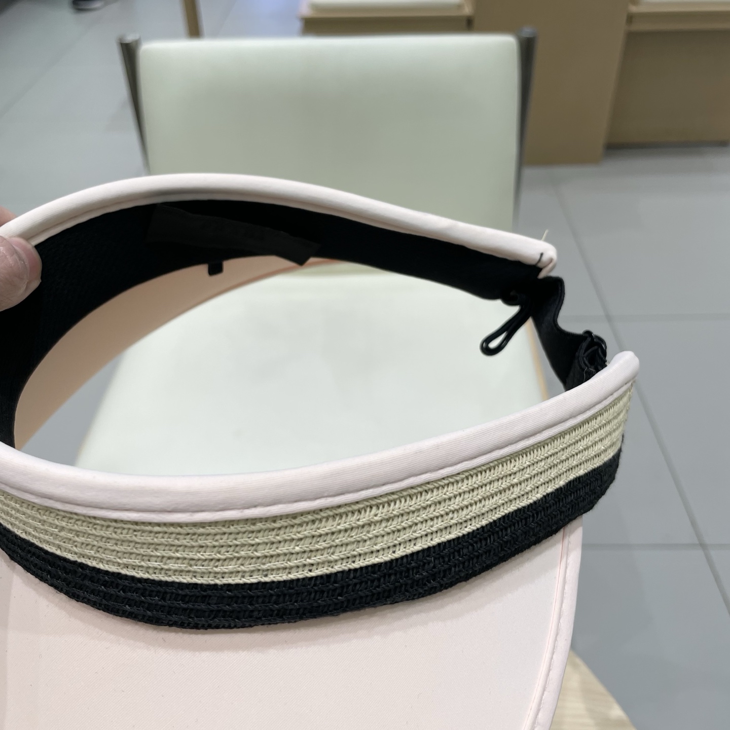  🆕 Prada 普拉达新款 大帽沿空顶帽，
一整个高级住了 今年夏季的爆款面料，轻盈舒适  高品质🤍