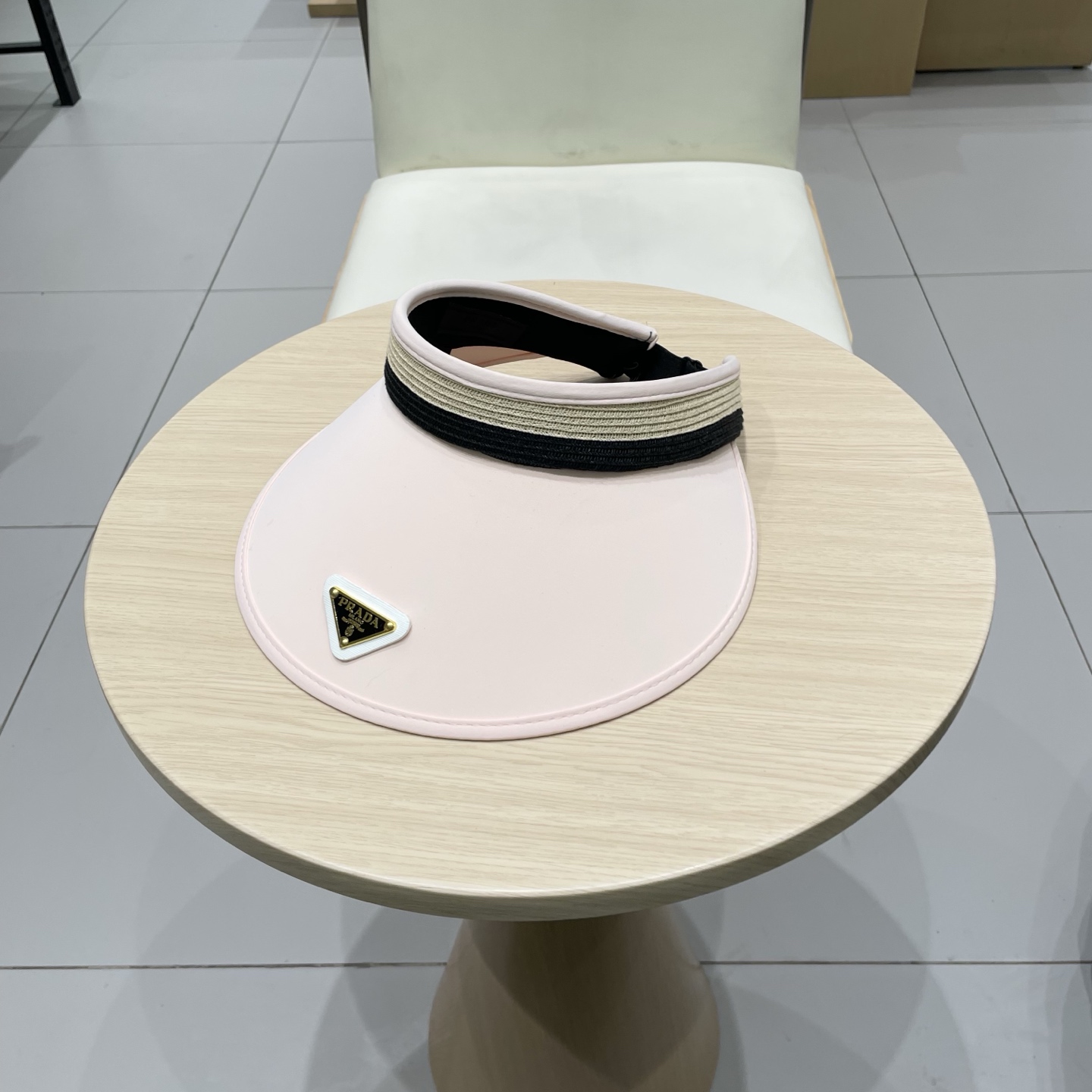  🆕 Prada 普拉达新款 大帽沿空顶帽，
一整个高级住了 今年夏季的爆款面料，轻盈舒适  高品质🤍