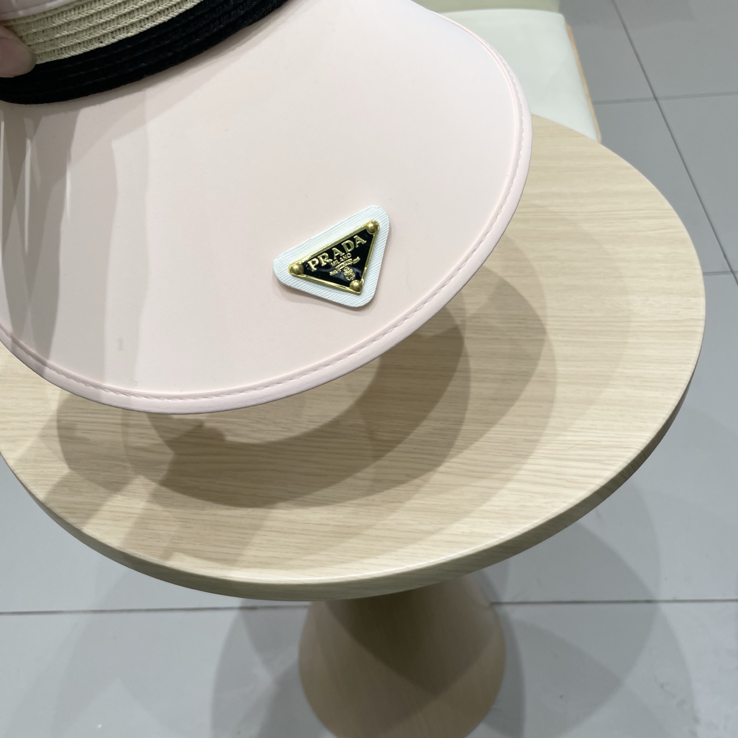  🆕 Prada 普拉达新款 大帽沿空顶帽，
一整个高级住了 今年夏季的爆款面料，轻盈舒适  高品质🤍