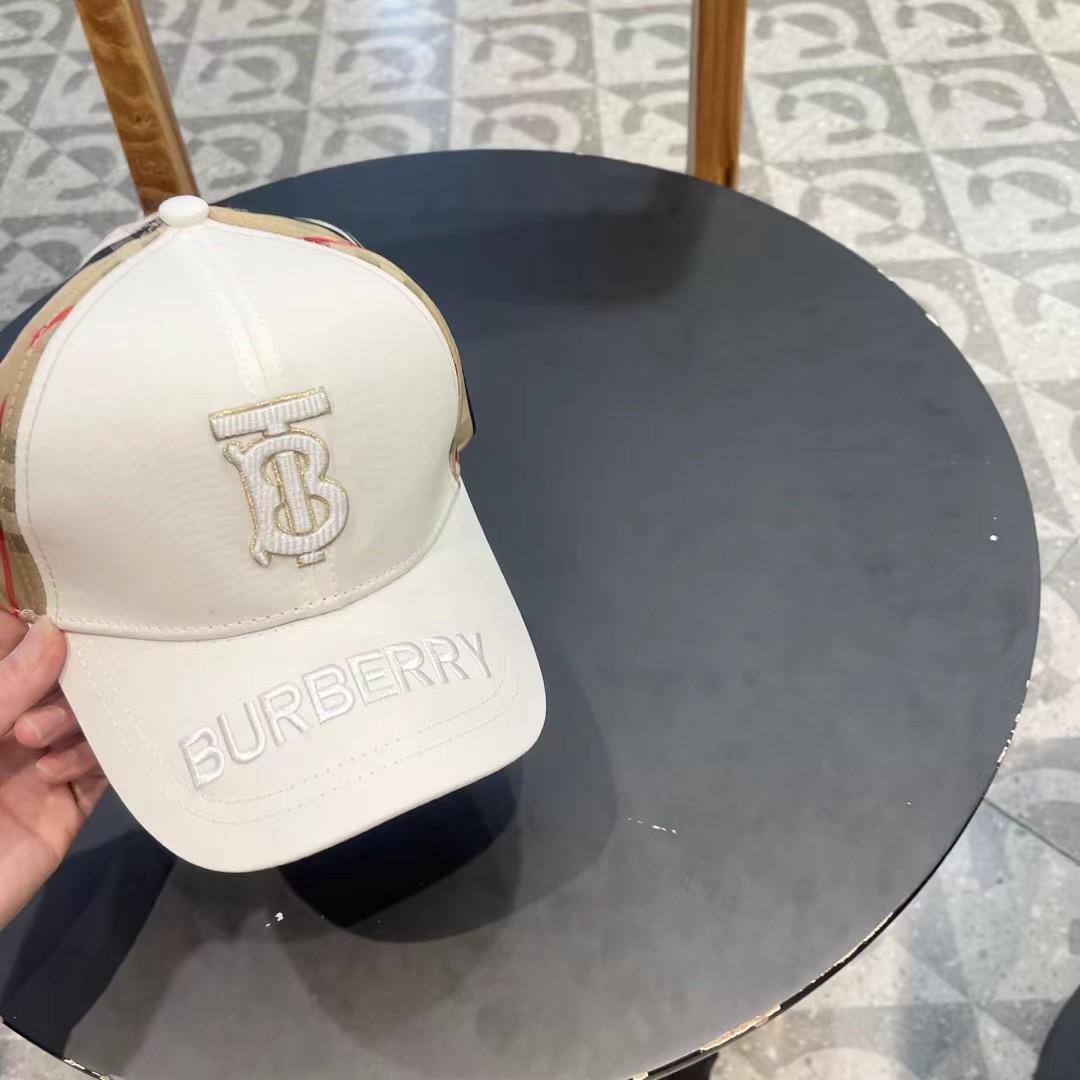  巴宝莉 棒球帽，大牌同步，超好搭配，出货！
