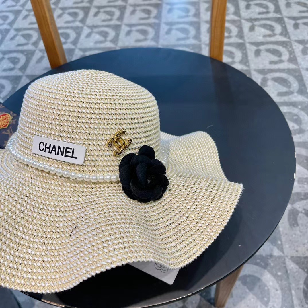   Chanel香奈儿 2024的新款山茶花草编遮阳草帽盆帽，简约大方，百搭单品～出街首选
