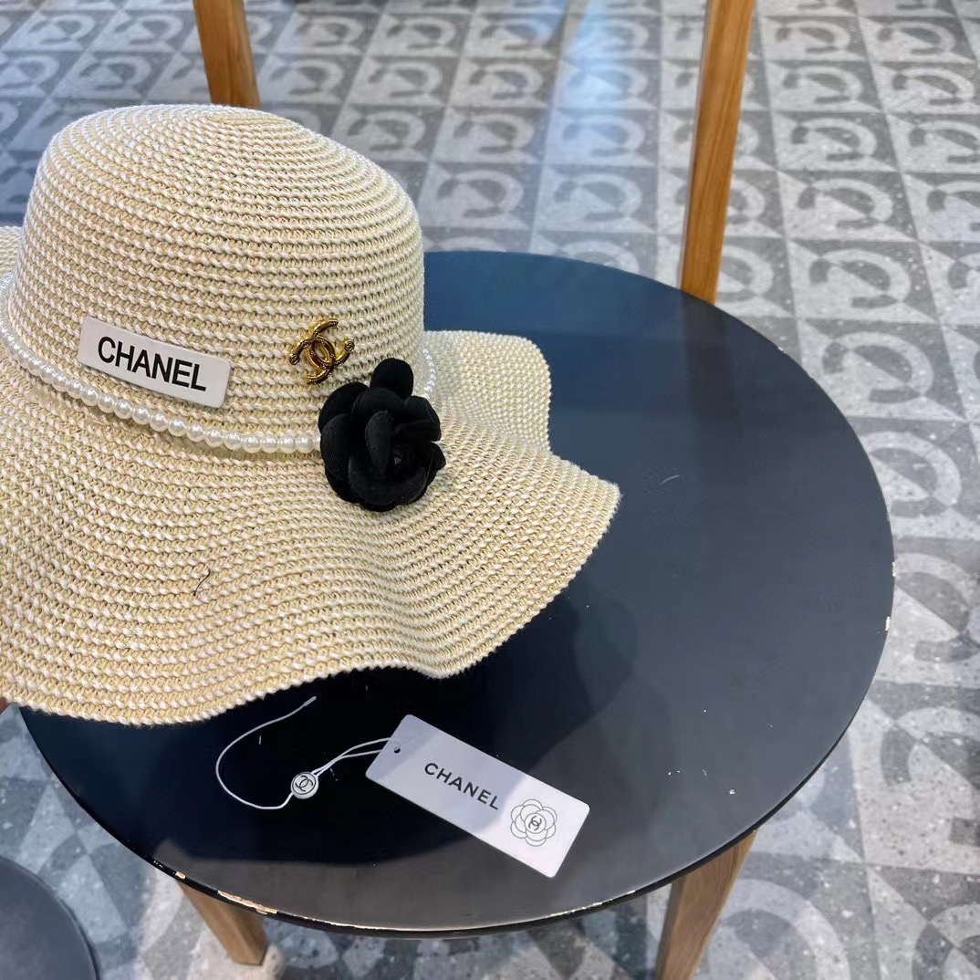   Chanel香奈儿 2024的新款山茶花草编遮阳草帽盆帽，简约大方，百搭单品～出街首选