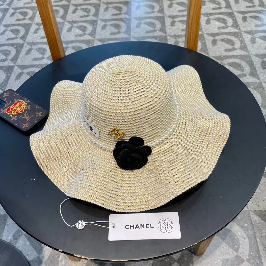   Chanel香奈儿 2024的新款山茶花草编遮阳草帽盆帽，简约大方，百搭单品～出街首选