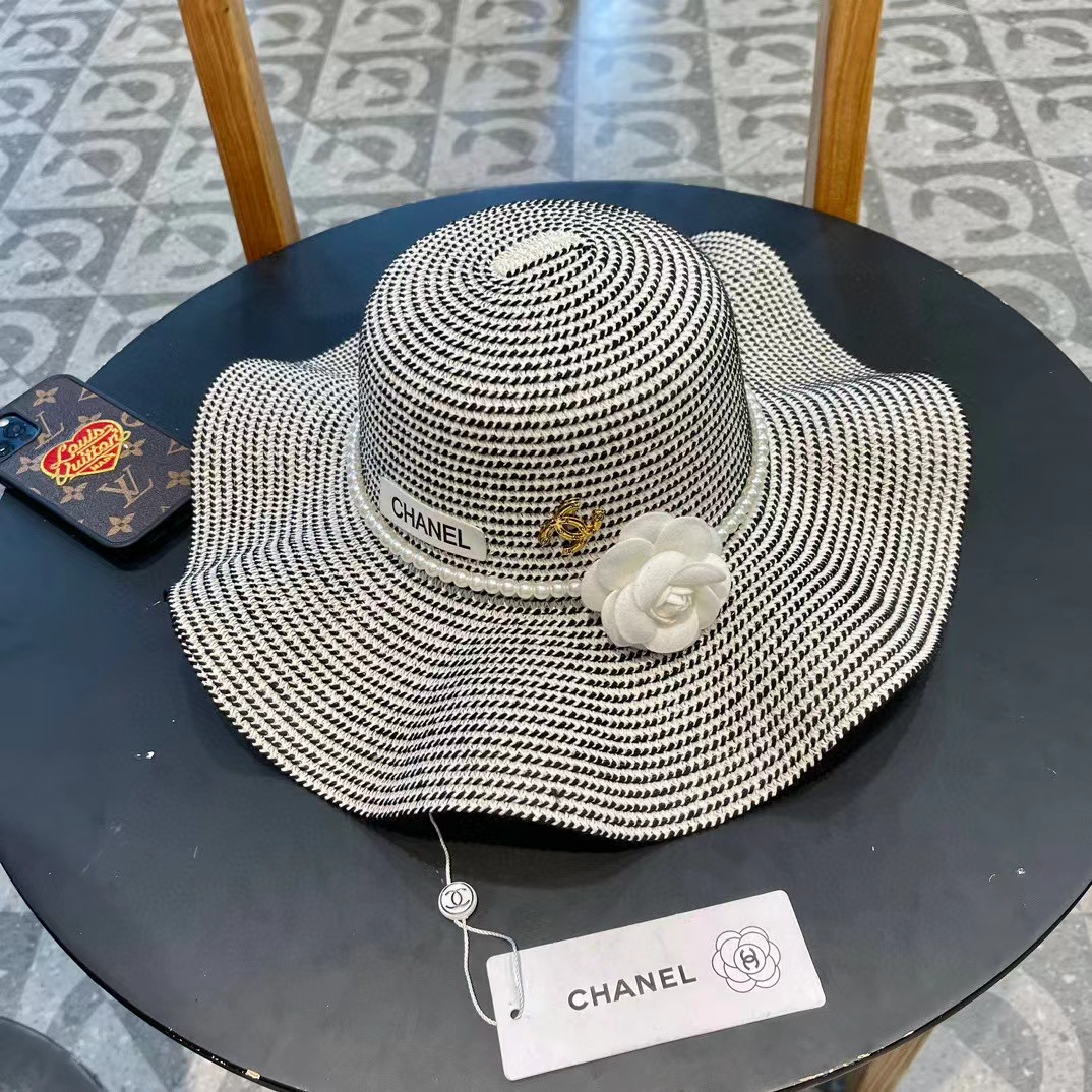   Chanel香奈儿 2024的新款山茶花草编遮阳草帽盆帽，简约大方，百搭单品～出街首选