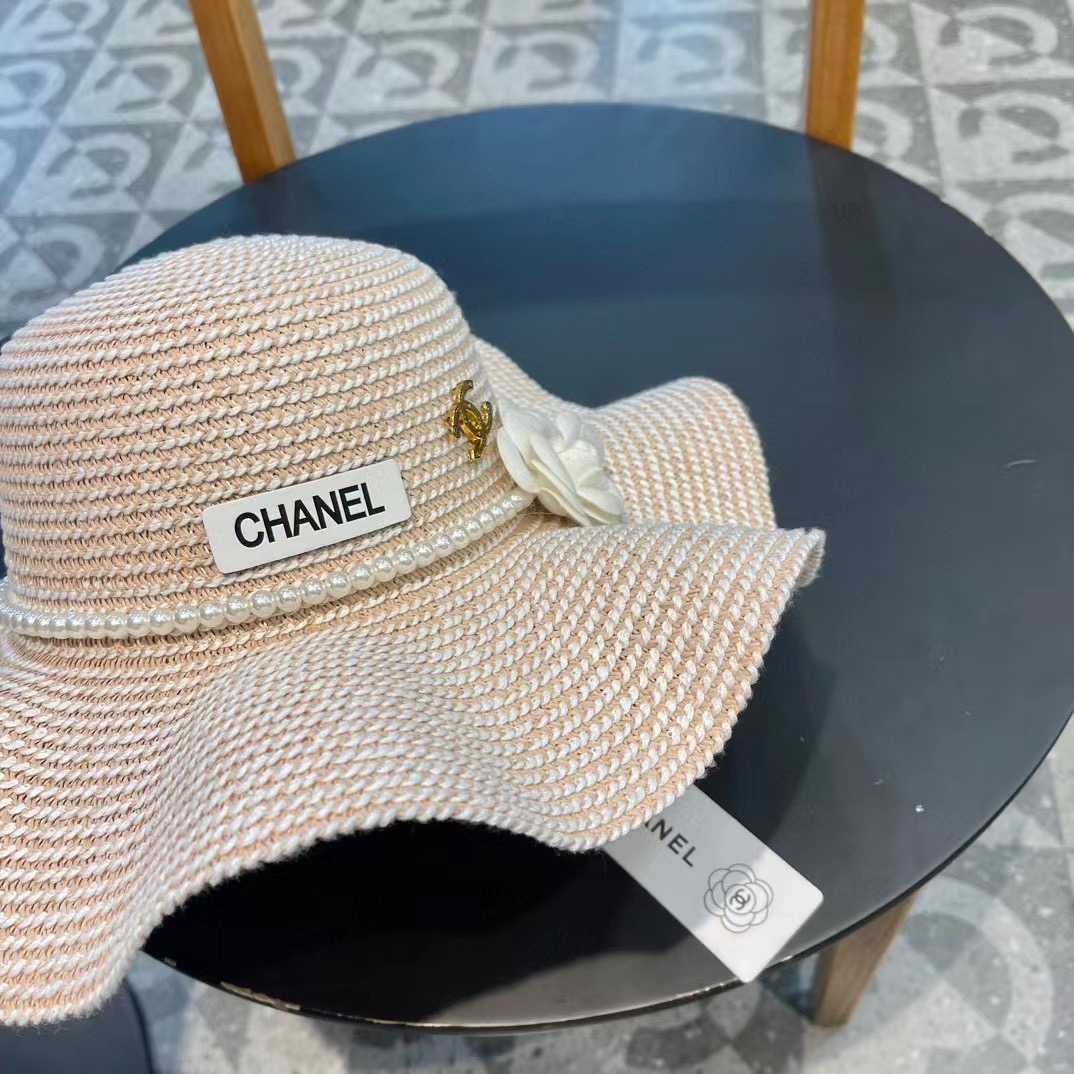   Chanel香奈儿 2024的新款山茶花草编遮阳草帽盆帽，简约大方，百搭单品～出街首选