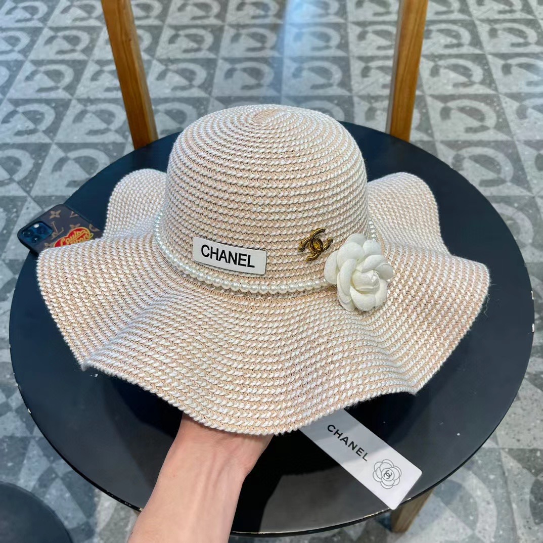   Chanel香奈儿 2024的新款山茶花草编遮阳草帽盆帽，简约大方，百搭单品～出街首选