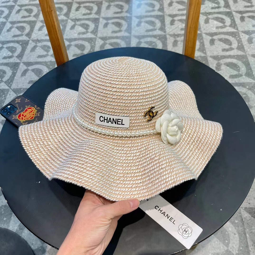   Chanel香奈儿 2024的新款山茶花草编遮阳草帽盆帽，简约大方，百搭单品～出街首选