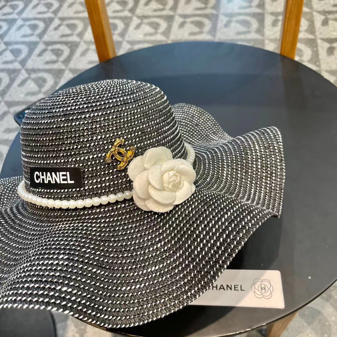   Chanel香奈儿 2024的新款山茶花草编遮阳草帽盆帽，简约大方，百搭单品～出街首选