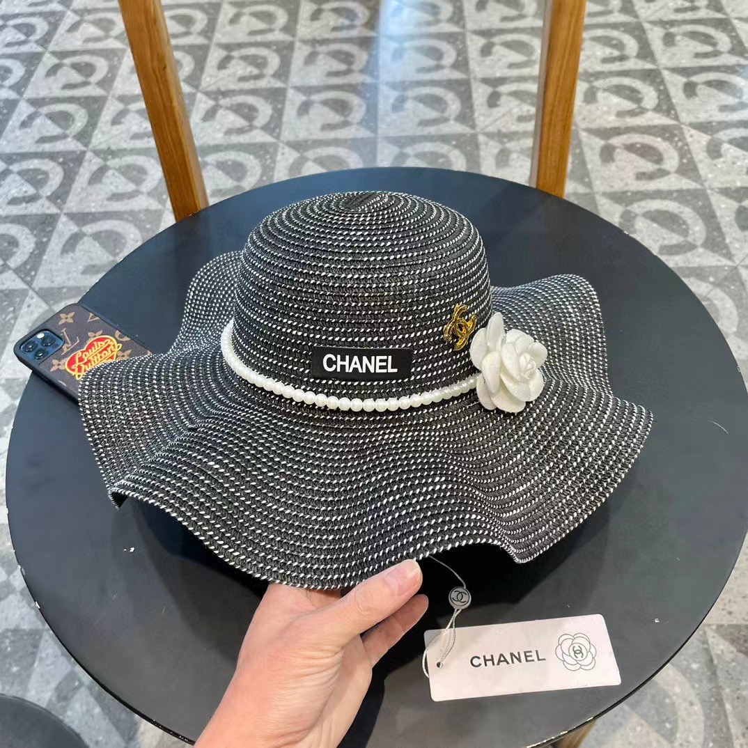   Chanel香奈儿 2024的新款山茶花草编遮阳草帽盆帽，简约大方，百搭单品～出街首选