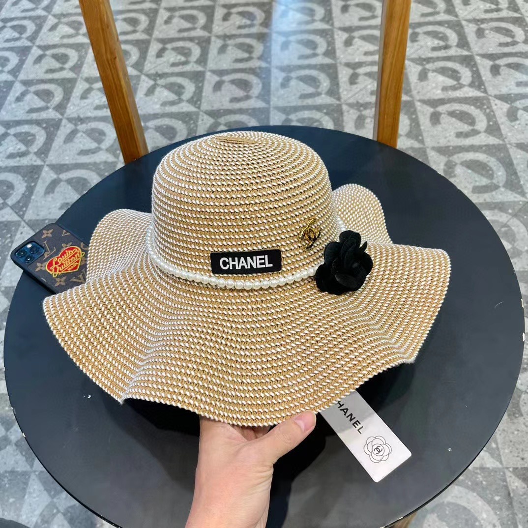   Chanel香奈儿 2024的新款山茶花草编遮阳草帽盆帽，简约大方，百搭单品～出街首选
