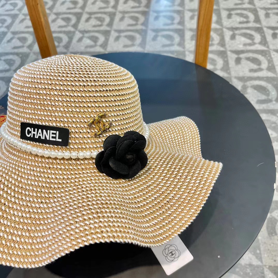   Chanel香奈儿 2024的新款山茶花草编遮阳草帽盆帽，简约大方，百搭单品～出街首选