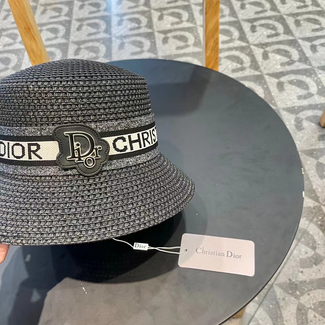  Dior迪奥官方款草帽，高密度制作，一顶超级有品位的草帽了~出街首选！帽型超美腻颜色妥妥，轻便携带！小
