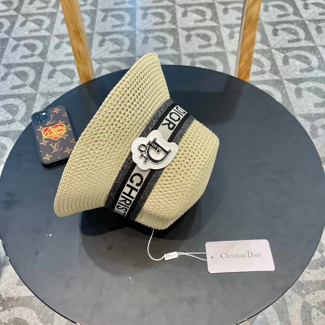 Dior迪奥官方款草帽，高密度制作，一顶超级有品位的草帽了~出街首选！帽型超美腻颜色妥妥，轻便携带！小