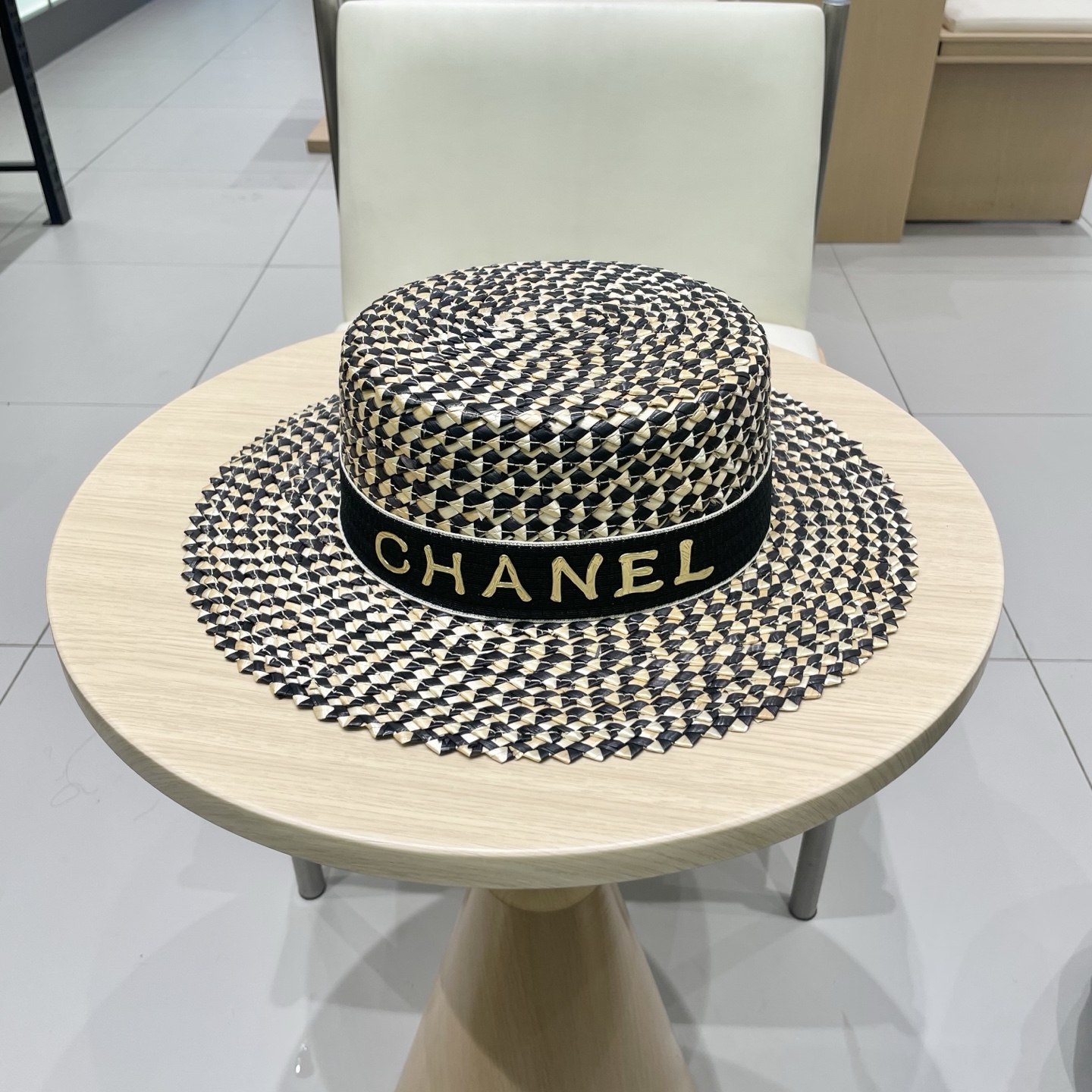  Chanel香奈儿跨境新款菠萝花麦秆草帽黑边草帽夏季凹造型防晒帽子女士平顶帽潮