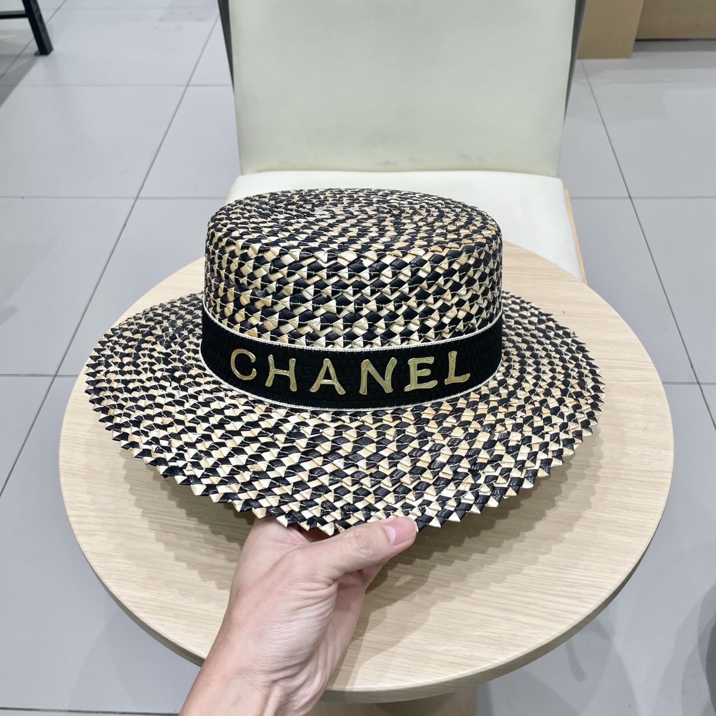  Chanel香奈儿跨境新款菠萝花麦秆草帽黑边草帽夏季凹造型防晒帽子女士平顶帽潮