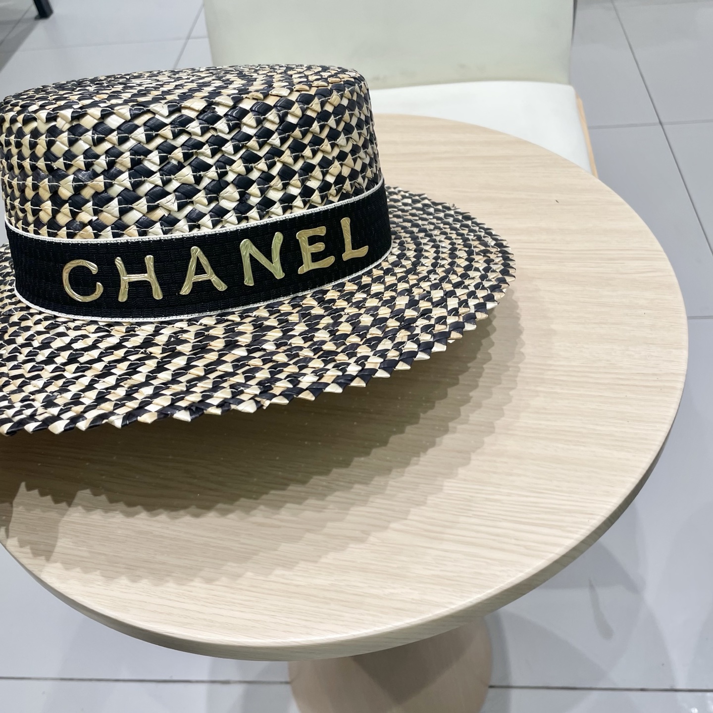  Chanel香奈儿跨境新款菠萝花麦秆草帽黑边草帽夏季凹造型防晒帽子女士平顶帽潮