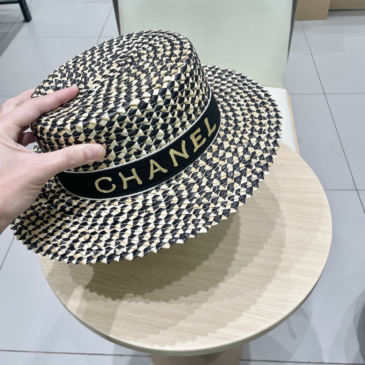  Chanel香奈儿跨境新款菠萝花麦秆草帽黑边草帽夏季凹造型防晒帽子女士平顶帽潮
