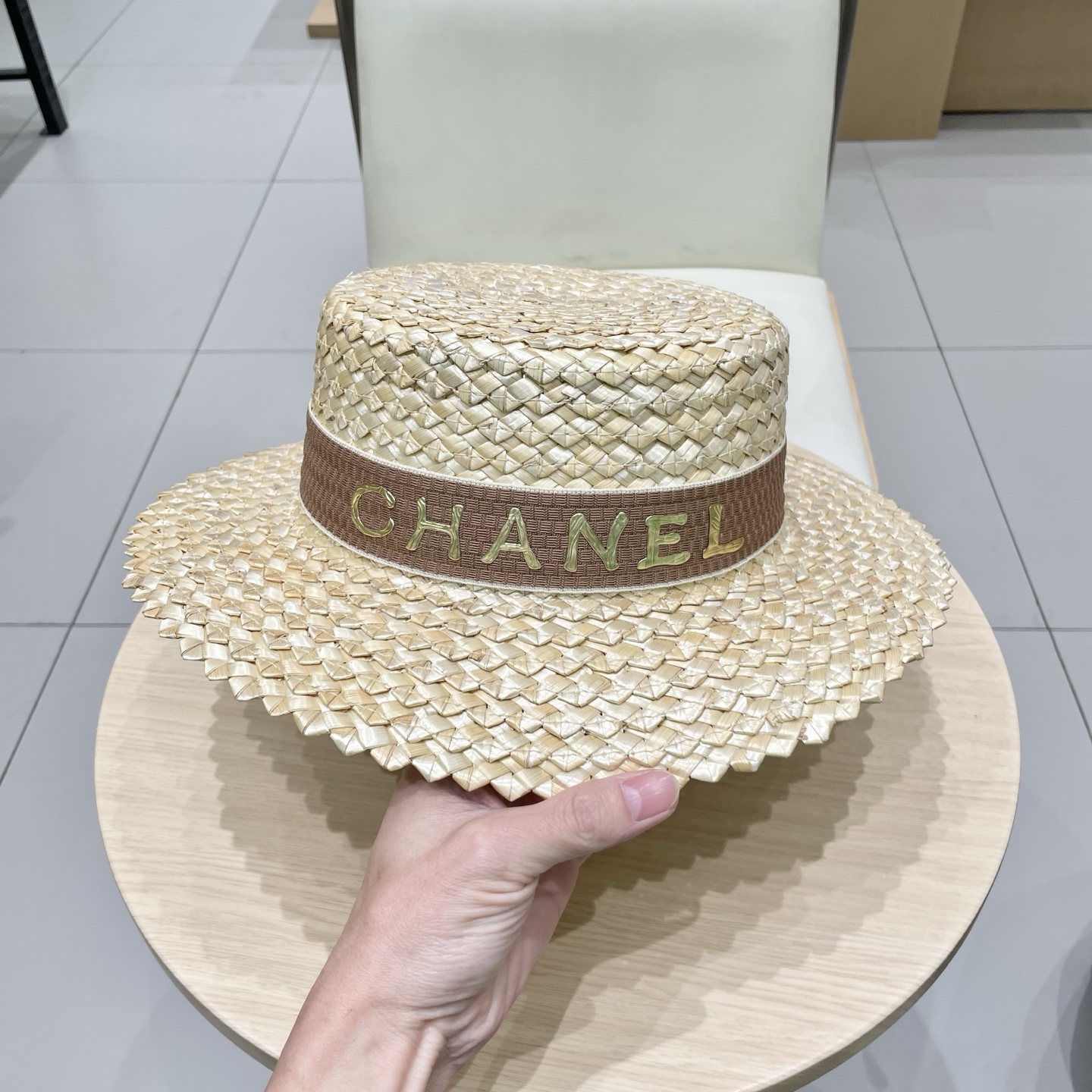  Chanel香奈儿跨境新款菠萝花麦秆草帽黑边草帽夏季凹造型防晒帽子女士平顶帽潮