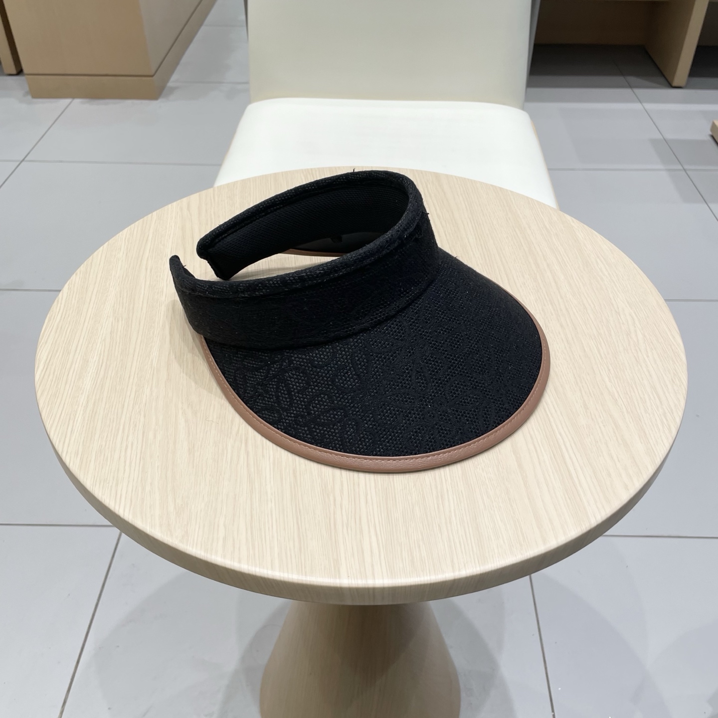  罗意威 loewe最新牛仔空顶帽，大牌出货，超方便 遮阳神器，可折叠
夏天戴也不会觉得热 凹造型必备呀