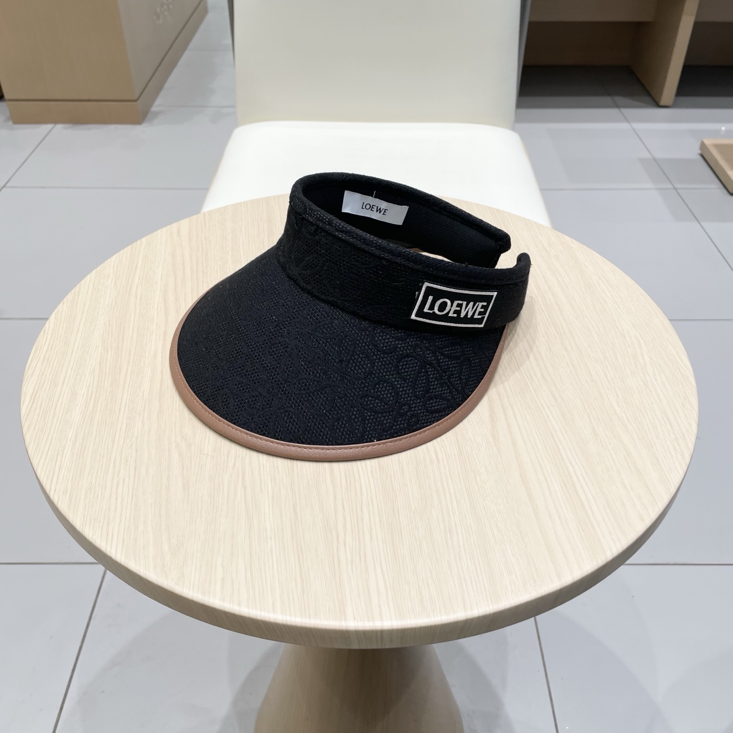  罗意威 loewe最新牛仔空顶帽，大牌出货，超方便 遮阳神器，可折叠
夏天戴也不会觉得热 凹造型必备呀
