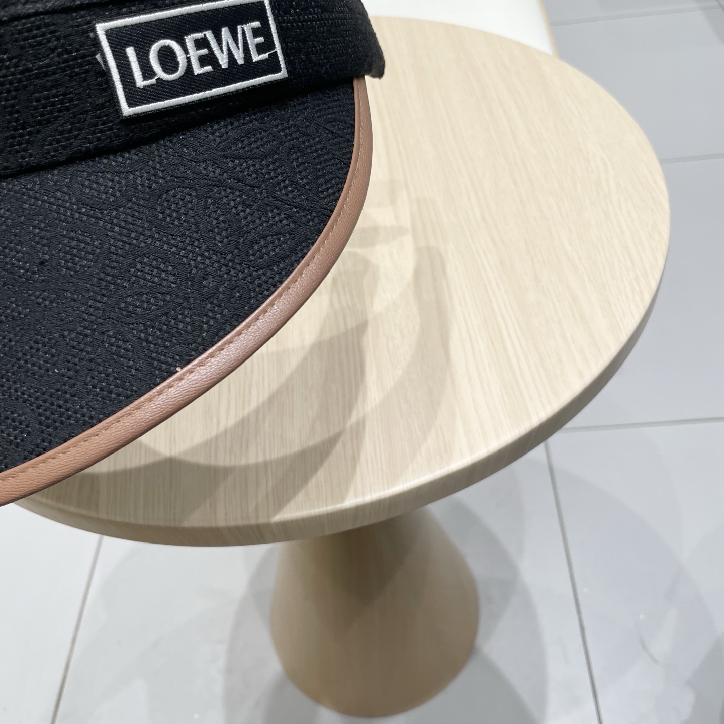 罗意威 loewe最新牛仔空顶帽，大牌出货，超方便 遮阳神器，可折叠
夏天戴也不会觉得热 凹造型必备呀