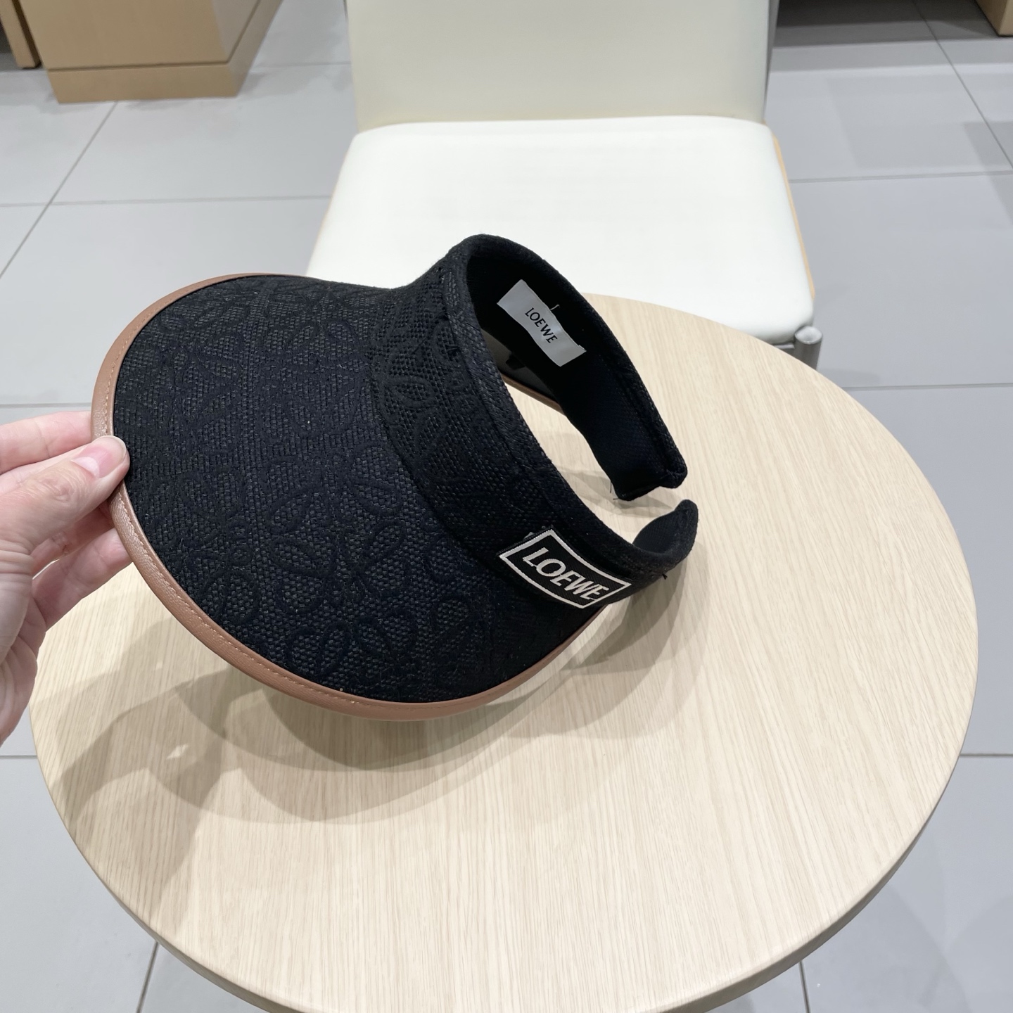  罗意威 loewe最新牛仔空顶帽，大牌出货，超方便 遮阳神器，可折叠
夏天戴也不会觉得热 凹造型必备呀