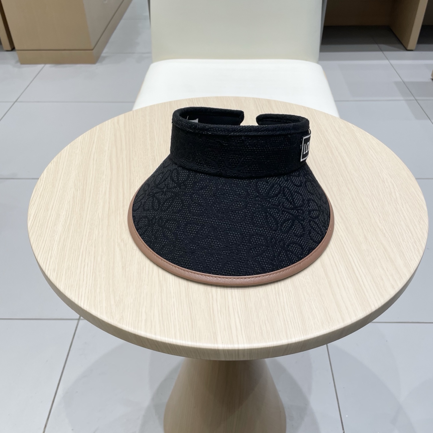  罗意威 loewe最新牛仔空顶帽，大牌出货，超方便 遮阳神器，可折叠
夏天戴也不会觉得热 凹造型必备呀