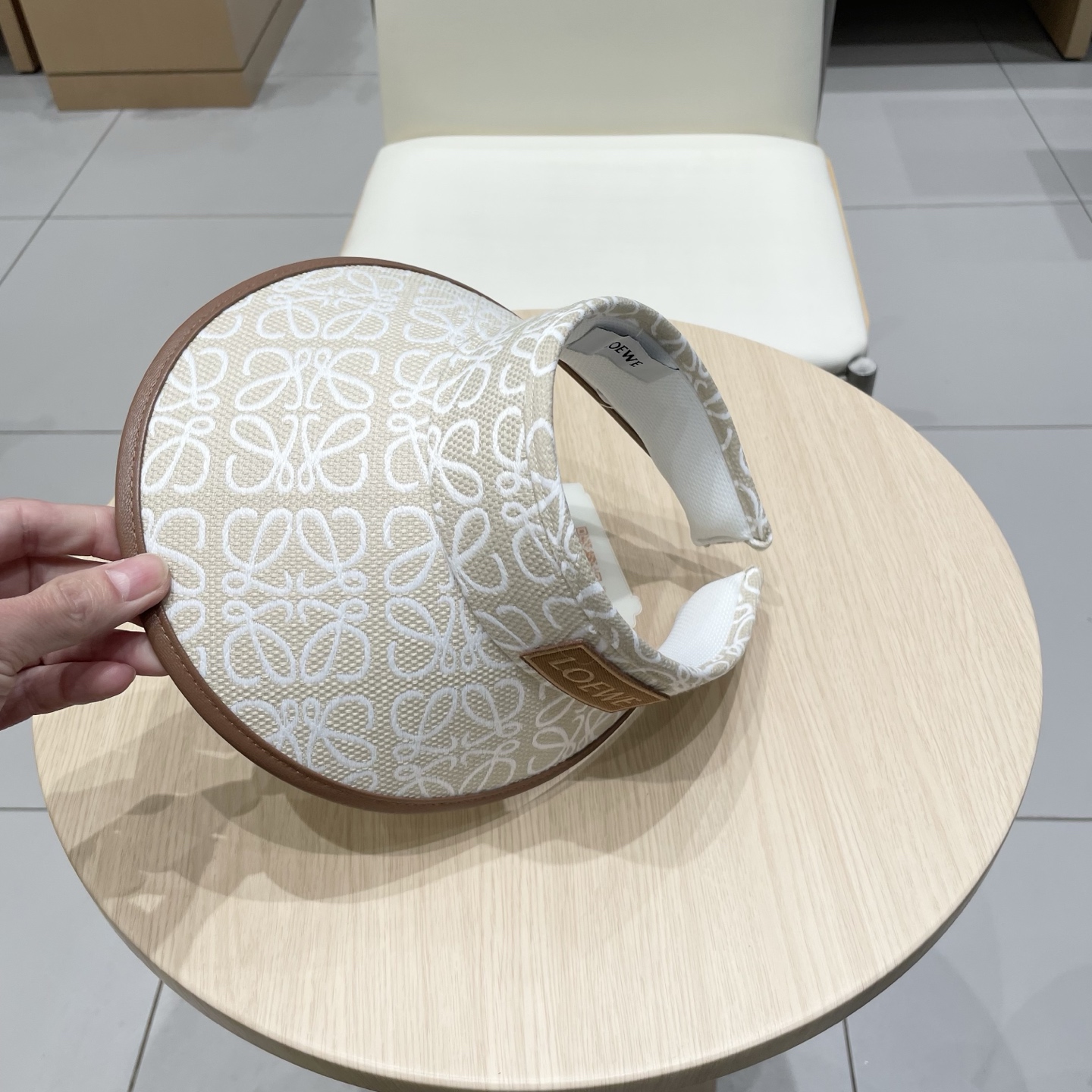  罗意威 loewe最新牛仔空顶帽，大牌出货，超方便 遮阳神器，可折叠
夏天戴也不会觉得热 凹造型必备呀