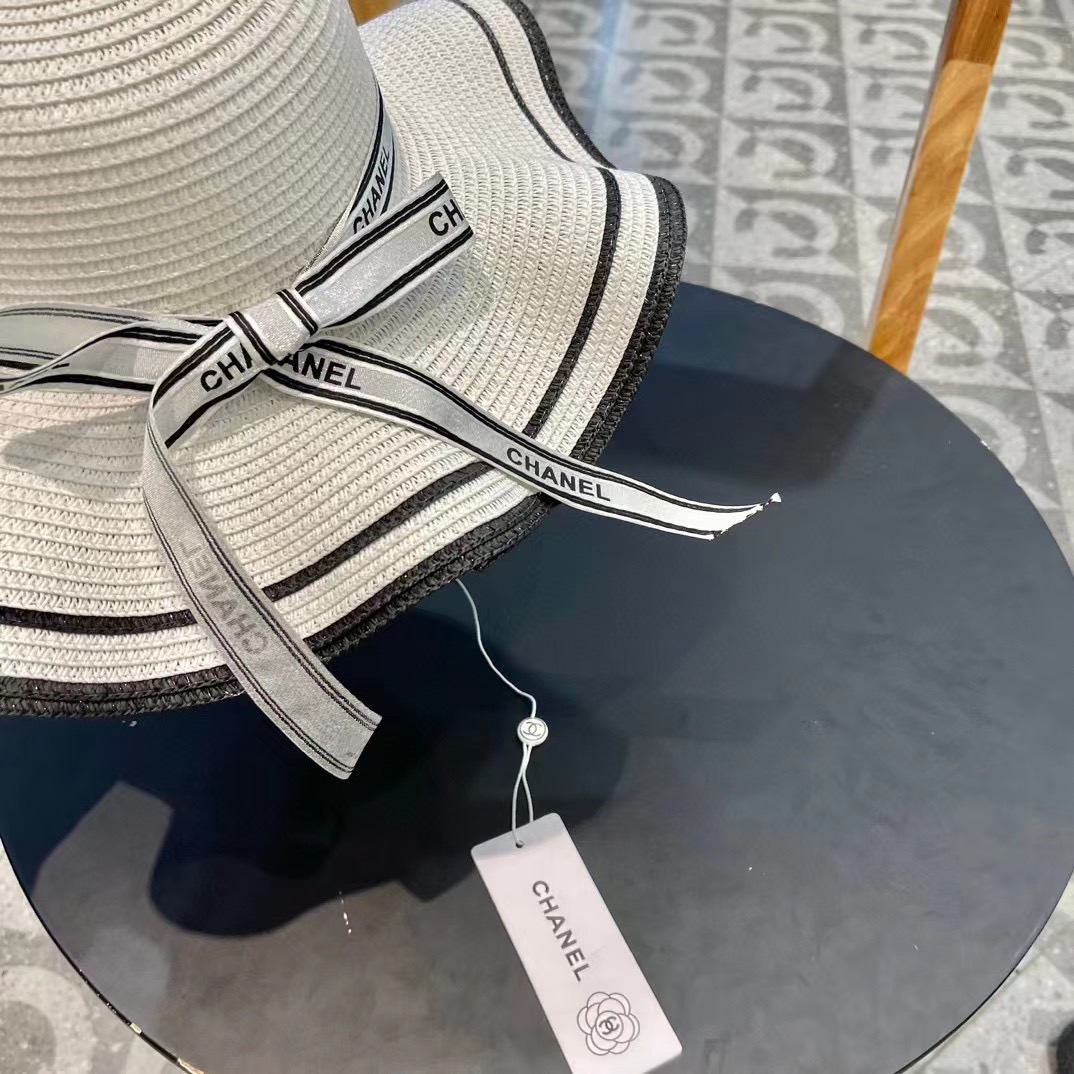  Chanel 香奈儿 官方新款草帽，一顶超级有品位的草帽了~出街首选！帽型超美腻颜色妥妥，轻便携带！小