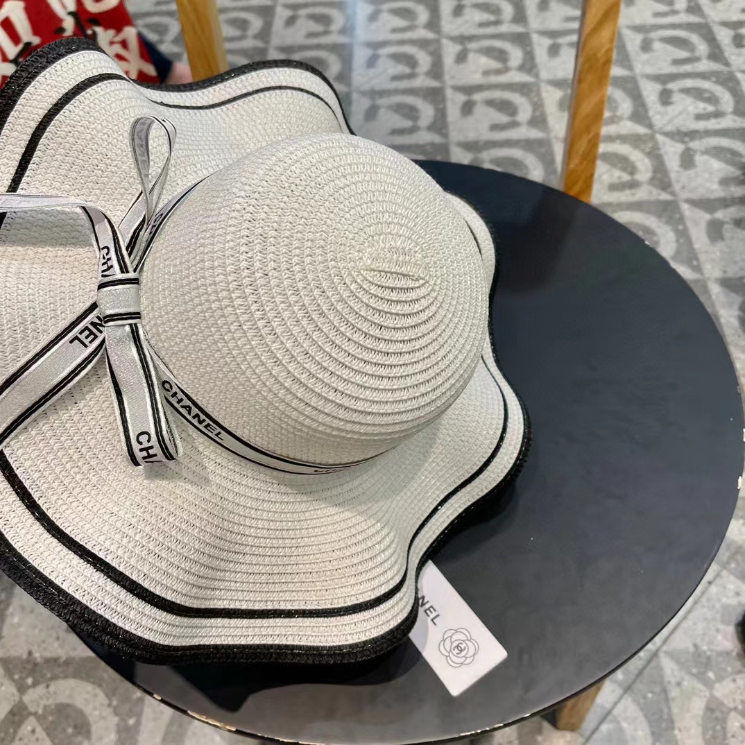  Chanel 香奈儿 官方新款草帽，一顶超级有品位的草帽了~出街首选！帽型超美腻颜色妥妥，轻便携带！小