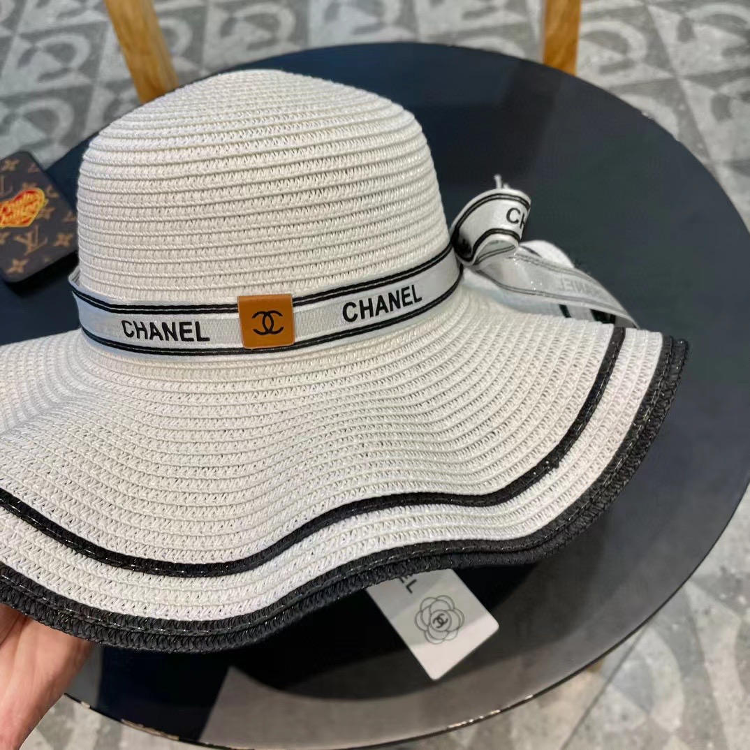 Chanel 香奈儿 官方新款草帽，一顶超级有品位的草帽了~出街首选！帽型超美腻颜色妥妥，轻便携带！小