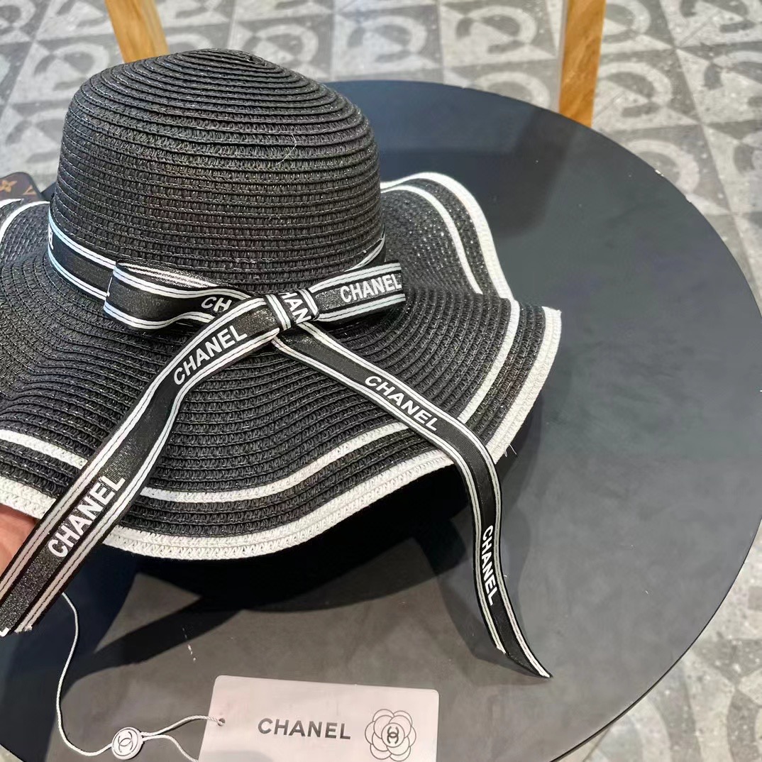  Chanel 香奈儿 官方新款草帽，一顶超级有品位的草帽了~出街首选！帽型超美腻颜色妥妥，轻便携带！小