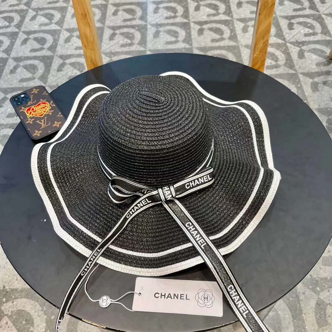 Chanel 香奈儿 官方新款草帽，一顶超级有品位的草帽了~出街首选！帽型超美腻颜色妥妥，轻便携带！小