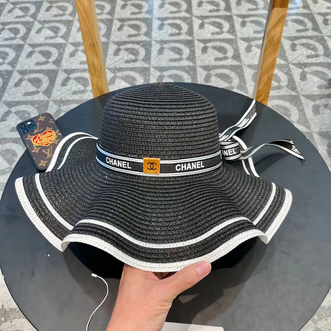  Chanel 香奈儿 官方新款草帽，一顶超级有品位的草帽了~出街首选！帽型超美腻颜色妥妥，轻便携带！小