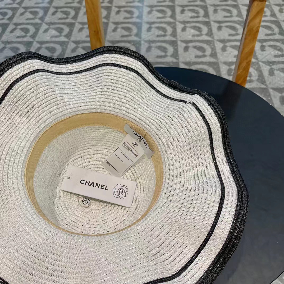  Chanel 香奈儿 官方新款草帽，一顶超级有品位的草帽了~出街首选！帽型超美腻颜色妥妥，轻便携带！小