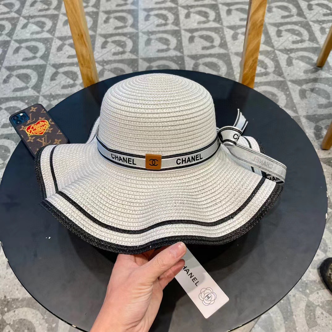  Chanel 香奈儿 官方新款草帽，一顶超级有品位的草帽了~出街首选！帽型超美腻颜色妥妥，轻便携带！小
