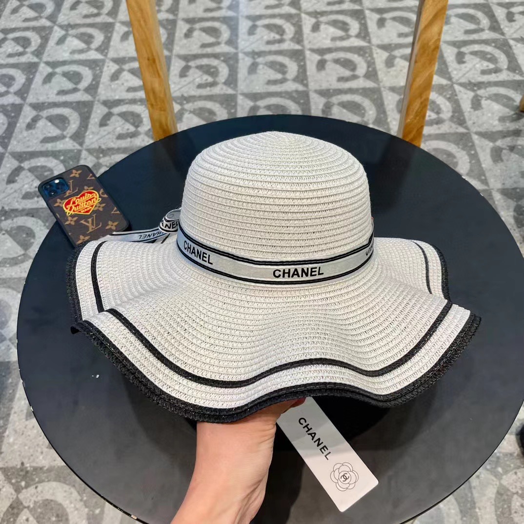  Chanel 香奈儿 官方新款草帽，一顶超级有品位的草帽了~出街首选！帽型超美腻颜色妥妥，轻便携带！小
