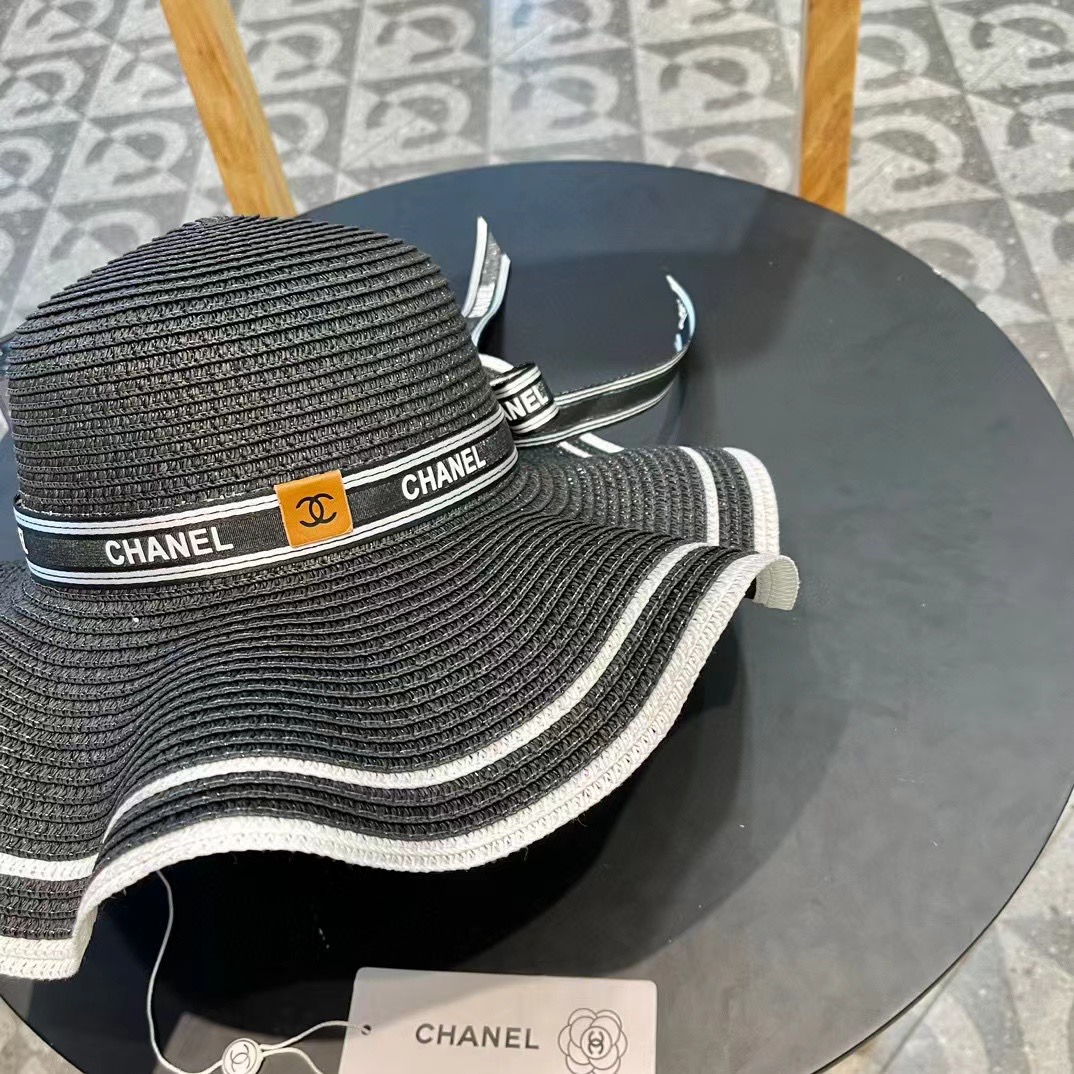  Chanel 香奈儿 官方新款草帽，一顶超级有品位的草帽了~出街首选！帽型超美腻颜色妥妥，轻便携带！小