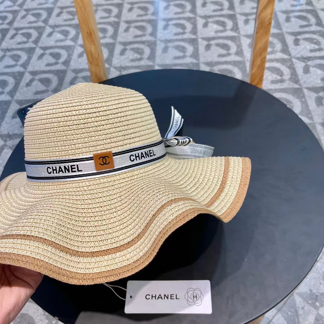  Chanel 香奈儿 官方新款草帽，一顶超级有品位的草帽了~出街首选！帽型超美腻颜色妥妥，轻便携带！小
