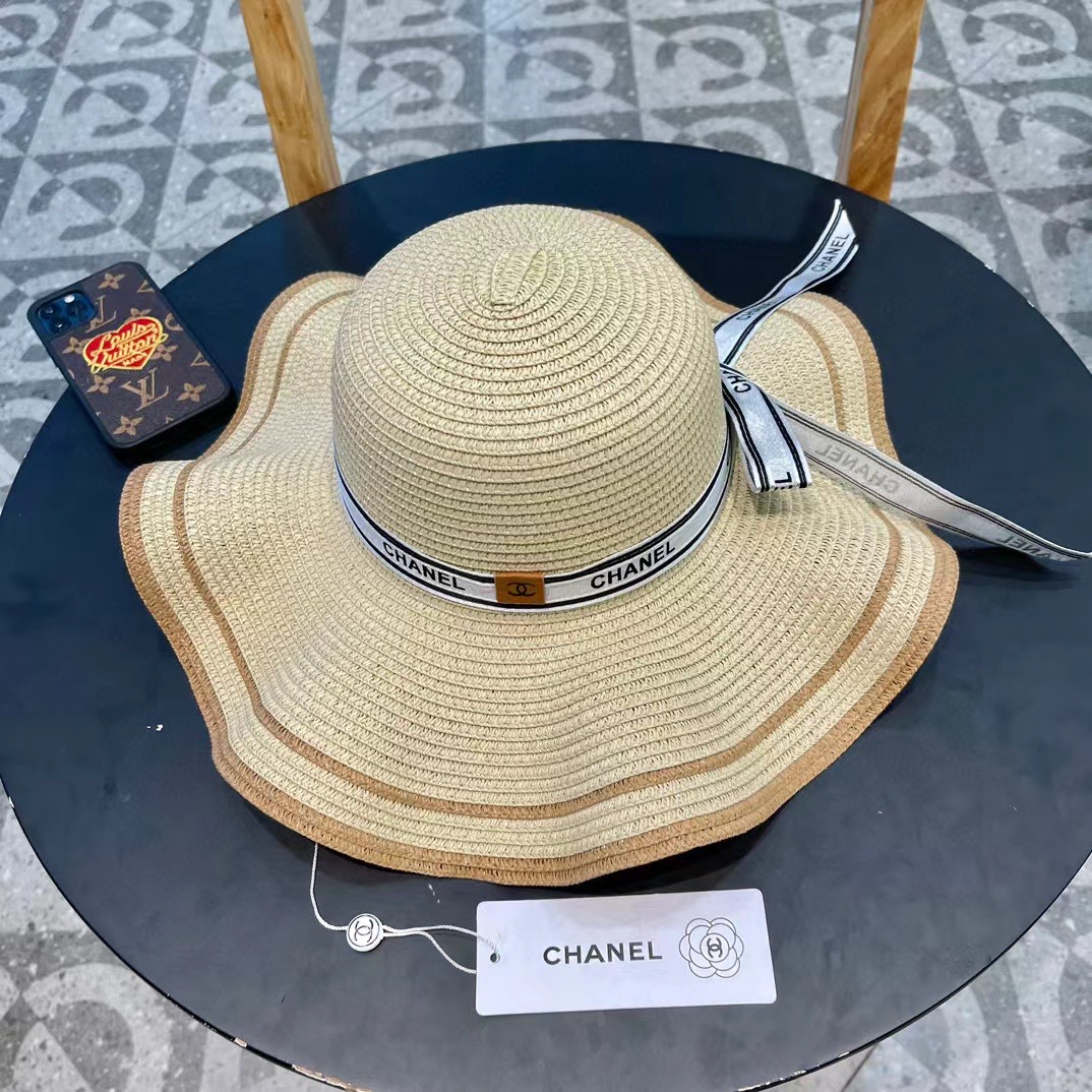  Chanel 香奈儿 官方新款草帽，一顶超级有品位的草帽了~出街首选！帽型超美腻颜色妥妥，轻便携带！小